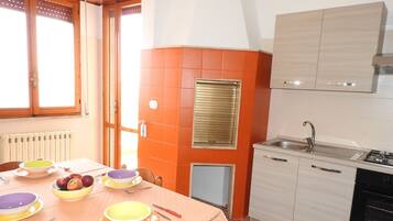 Frigorifero, forno, piano cottura, macchina per tè/caffè