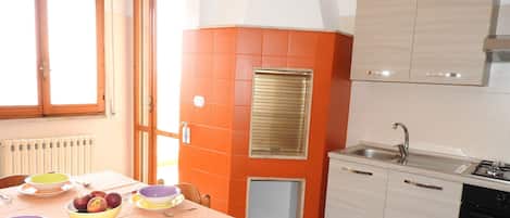 Fridge, oven, stovetop, coffee/tea maker