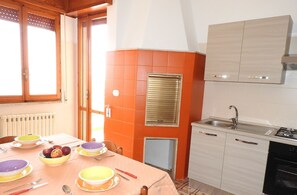 Réfrigérateur, four, plaque de cuisson, cafetière/bouilloire