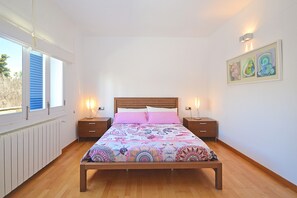 3 makuuhuonetta, silitysrauta/-lauta, ilmainen Wi-Fi, vuodevaatteet