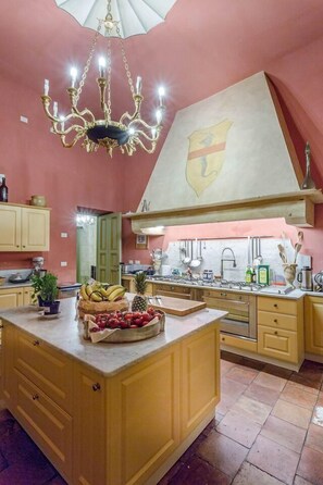 Fridge, microwave, coffee/tea maker, dining tables - Villa Controni     . (Capannori)
