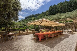 Outdoor dining - Villa Controni     . (Capannori)