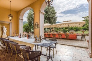 Outdoor dining - VILLA CONTRONI     . (Capannori)