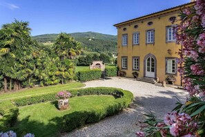 Property grounds - Villa Controni     . (Capannori)