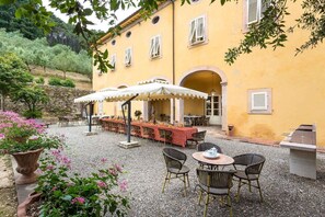Outdoor dining - Villa Controni     . (Capannori)