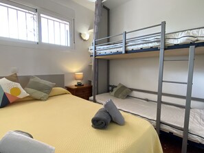 2 slaapkamers, een strijkplank/strijkijzer, wifi (toeslag), beddengoed
