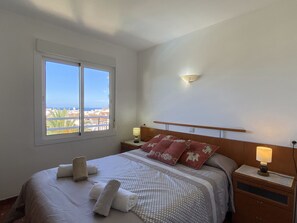 2 slaapkamers, een strijkplank/strijkijzer, wifi (toeslag), beddengoed