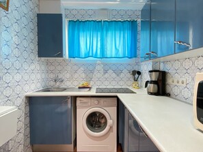 Fridge, microwave, oven, coffee/tea maker