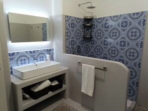 Een douche, een haardroger, een bidet, zeep