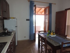 Kühlschrank, Ofen, Herdplatte, Kochgeschirr/Geschirr/Besteck