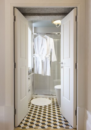 Douche, sèche-cheveux, serviettes fournies, savon