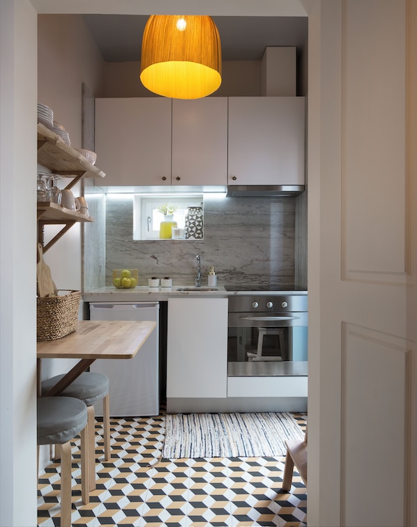 Réfrigérateur, four, plaque de cuisson, cafetière/bouilloire
