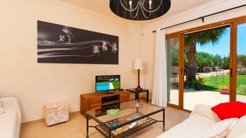 Een televisie, een open haard en een dvd-speler