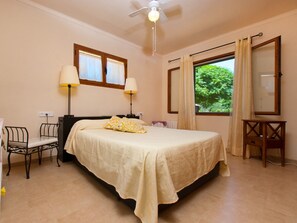 3 多间卧室、办公桌、熨斗/熨衣板、旅行婴儿床