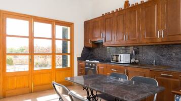 Een koelkast, een magnetron, een oven, een vaatwasser