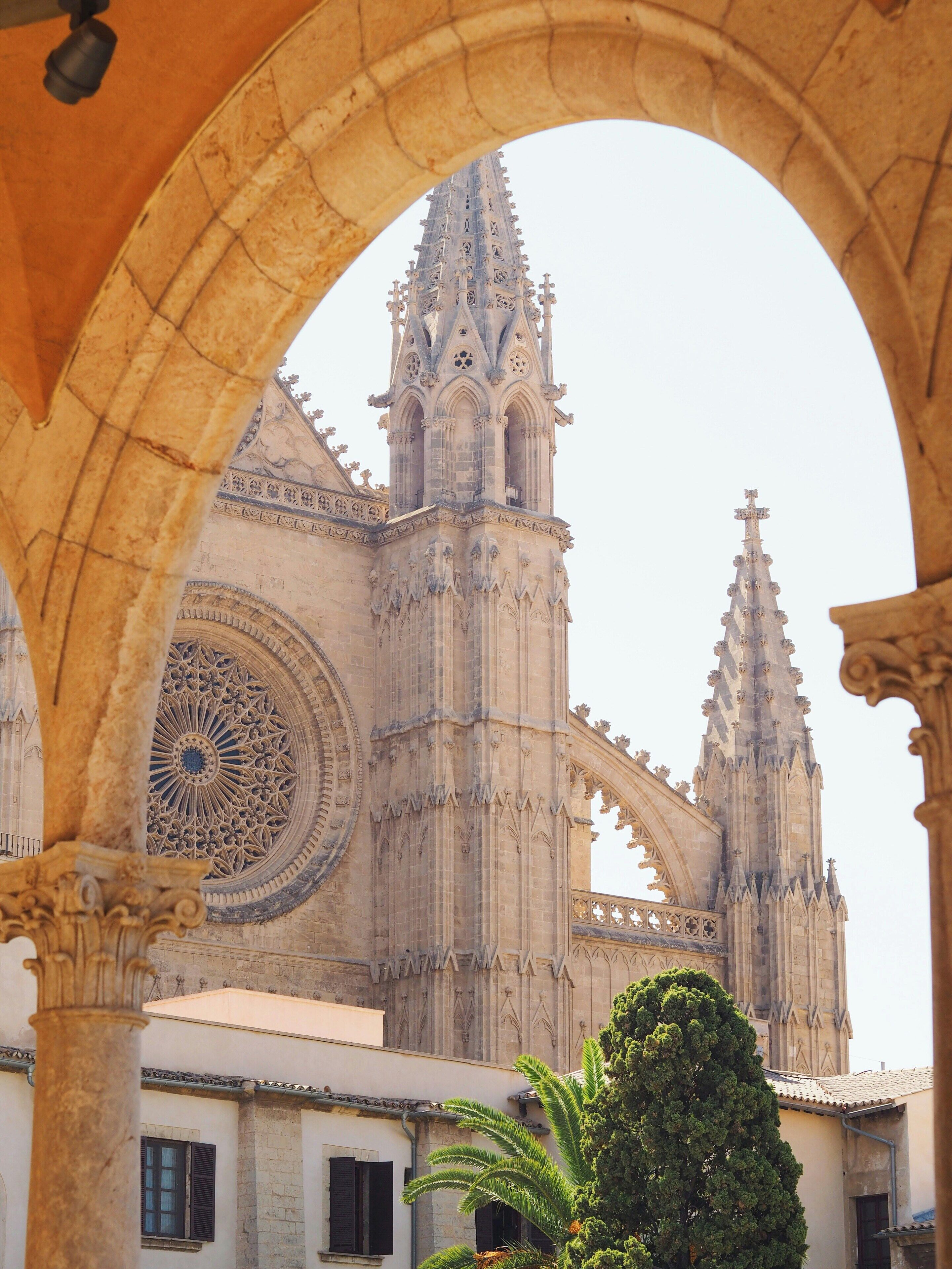 Una catedral con intrincada arquitectura gótica, que incluye un gran rosetón y arcos apuntados.