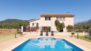 A two-story house with a swimming pool in the foreground. - Can Toni - Mallorcan style country house in Binissalem (Lloseta)