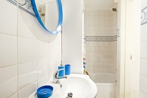 Bathtub, hair dryer, towels