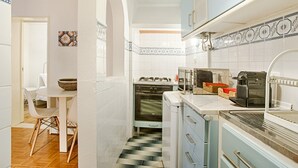 Wasserkocher mit Kaffee-/Teezubehör, Kühlschrank, Mikrowelle, Ofen
