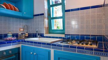 KĂŒhlschrank, Mikrowelle, Ofen, Herdplatte