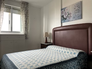 Iron/ironing board, bed sheets