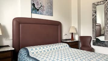 1 slaapkamer, een strijkplank/strijkijzer, beddengoed