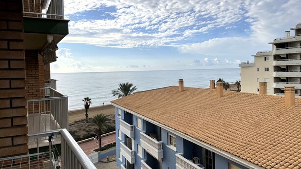 A coastal building with a tiled roof, balconies, and a view of the sea. - Siroco Holidays 5-B LEK (Peñiscola)