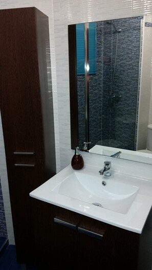 Shower, hair dryer, towels, soap - Apartment in Torremolinos (La Carihuela area) Erisa 1. (Torremolinos)