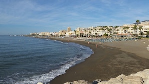 Plage à proximité, chaises longues, serviettes de plage