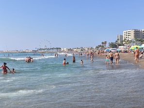 Tæt på stranden, liggestole, badehåndklæder
