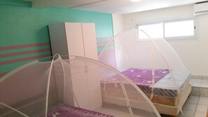 1 Schlafzimmer, Schreibtisch, Bügeleisen/Bügelbrett, Reisekinderbett