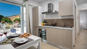 Eine moderne Küche mit Einbauofen, Gaskochfeld und Dunstabzugshaube aus Edelstahl.