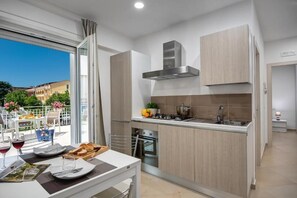 Kühlschrank, Ofen, Geschirrspüler, Wasserkocher mit Kaffee-/Teezubehör