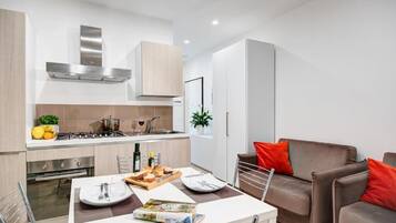 KĂŒhlschrank, Ofen, GeschirrspĂŒler, Wasserkocher mit Kaffee-/Teezubehör