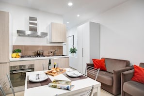 Fridge, oven, dishwasher, coffee/tea maker