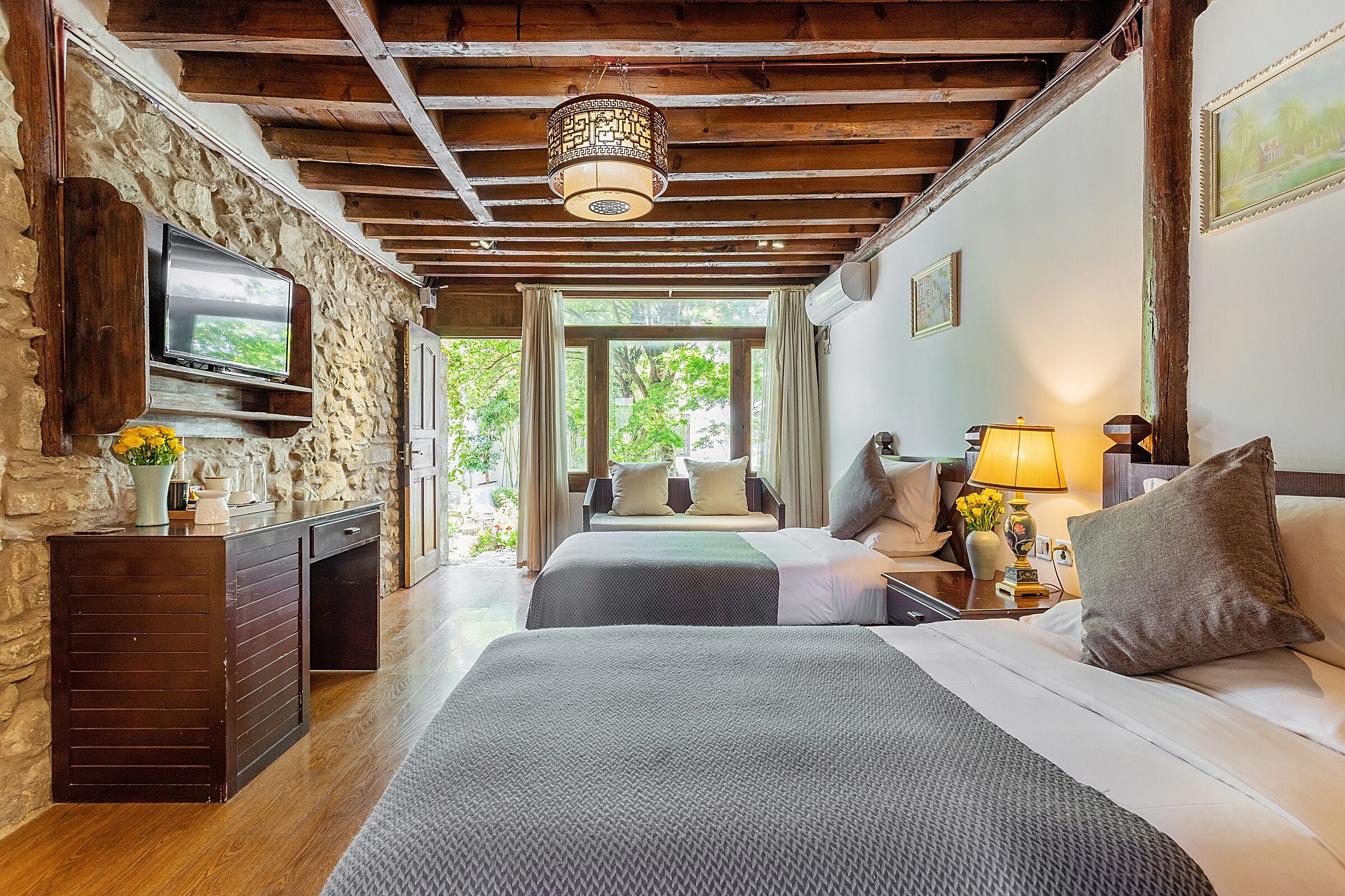 Phòng 2 giường đơn Superior | Bộ  đồ giường cao cấp, bàn, phòng cách âm 