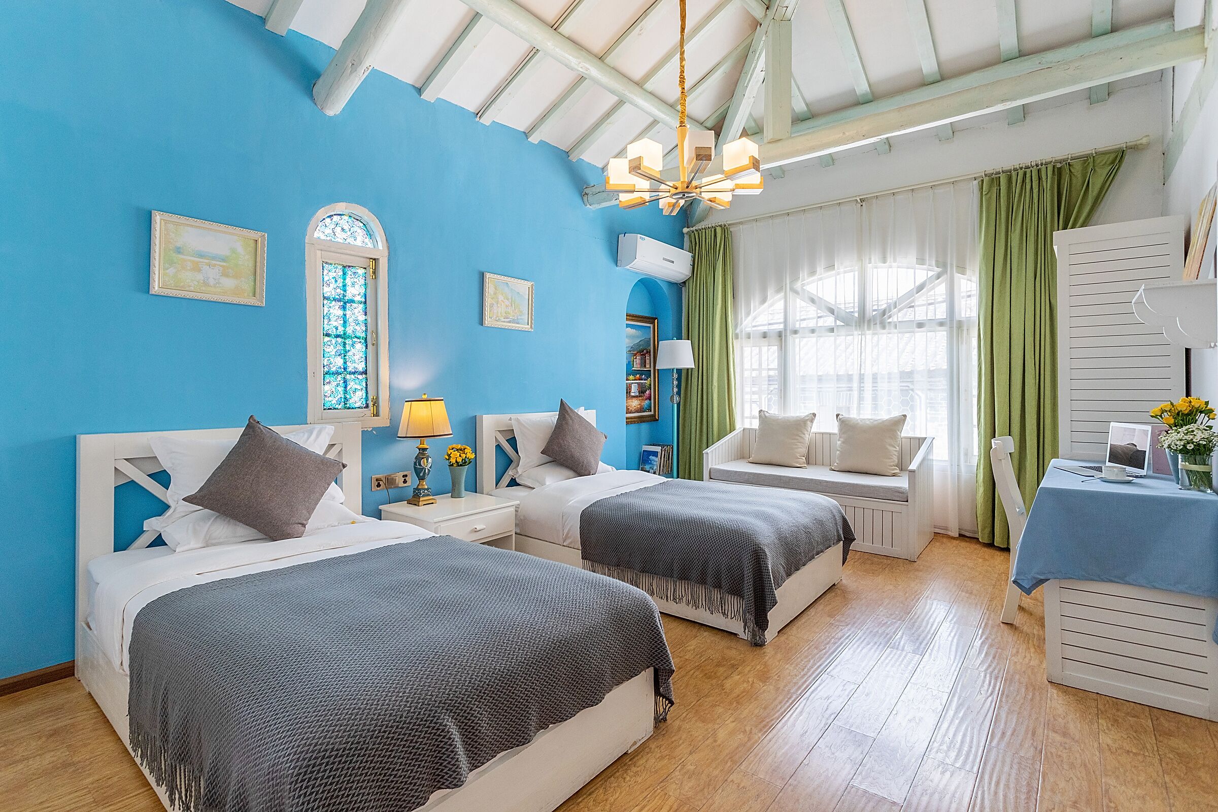 Phòng 2 giường đơn Premium | Bộ đồ giường cao cấp, bàn, phòng cách âm 