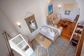 TV, caminetto, lettore DVD, impianto stereo