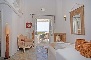 TV, caminetto, lettore DVD, impianto stereo