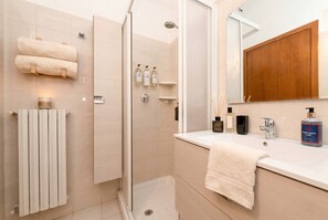 Dusche, Haartrockner, Handtücher, Shampoo