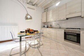 Frigorifero, microonde, forno, macchina per tè/caffè