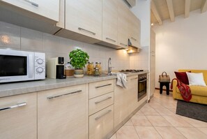 Fridge, microwave, oven, coffee/tea maker