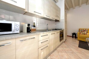 Frigorifero, microonde, forno, macchina per tè/caffè