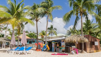 Beach nearby, sun loungers, beach towels
