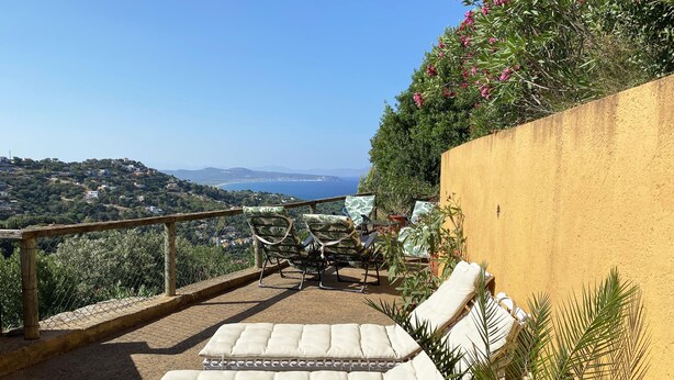 A terrace with lounge chairs and a table, overlooking a scenic coastal view. - Holiday rental semidetached with swimming pool in Begur, Sa Riera (Begur)