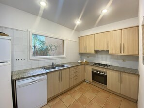 Kühlschrank, Mikrowelle, Ofen, Geschirrspüler
