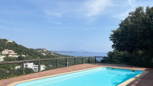 A rectangular swimming pool with a tiled edge, surrounded by a wooden fence and a brick deck. - Holiday rental semidetached with swimming pool in Begur, Sa Riera (Begur)