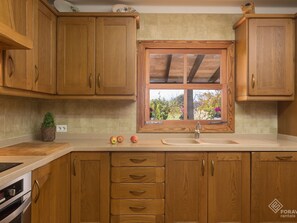 Jääkaappi, mikroaaltouuni, uuni, astianpesukone