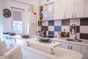 Fridge, microwave, oven, stovetop - Studio Apartment Militari Residence Bucharest M1 (București)