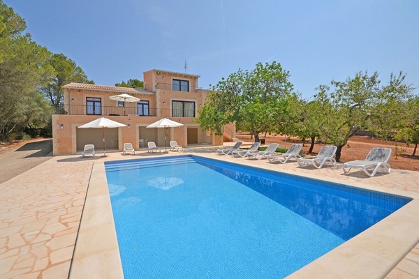 Romani 10, spacious country house with pool in Campos, perfect for family holidays.